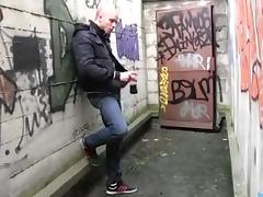 Random gay hookup in a dirty alley tube porn video