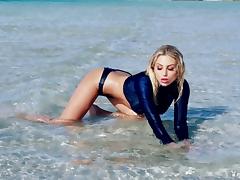 Watch erotic solo model showcasing her seductive feminine curves at the beach tube porn video