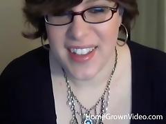 Nerdy webcam plumper lies back and masturbates her twat tube porn video