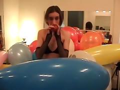 Nevah blows to pop balloons, some difficulty is had! tube porn video