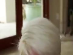 Blondine mit kurzen Haaren lutscht vor der Kamera tube porn video