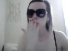 girl with sunglasses masturbates her shaved pussy closeup with a toy tube porn video