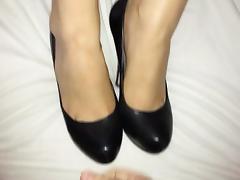 Shoejob and cum on her high heel pumps tube porn video