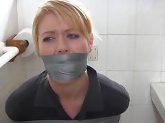 Blonde housewife in bathroom tube porn video