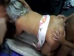 CASADONA DE PERUCA SO PUXOU O VESTIDINHO E LEVOU tube porn video