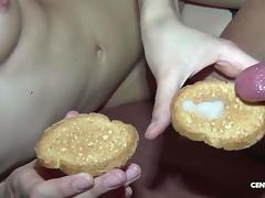 Veronica Le Bon mangia biscotto alla sborra! Merende golose tube porn video