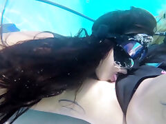Hungarian lesbian babes underwater Vodichkina and Farkas tube porn video