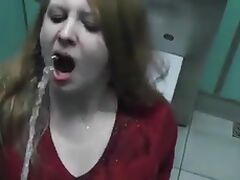 Rothaarige Freundin trinkt Urin in einer Ã¶ffentlichen Toilette tube porn video