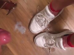 Amateur fuck and cum on sneakers tube porn video