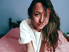 Solo model Camila Luna loves playing with her puss in the morning tube porn video