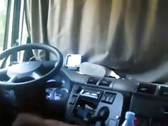 Vieille pute suce dans son camion un client tube porn video