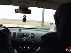 Sarah AbdelKhader suce son mec dans la voiture Beurette Trip tube porn video