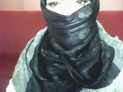 Bored arab hotty in hijab plays on her computer tube porn video