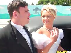 Cuckold Groom Sees His Bride Getting Fucked in Limo tube porn video