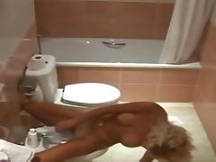 Girl masturbating in the bathroom tube porn video