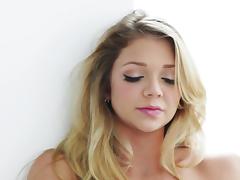Handsomeness blonde Jessie Andrews rubs the brush snatch tube porn video
