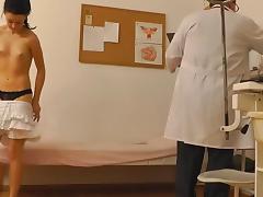 Slim brunette having her pussy stretched tube porn video
