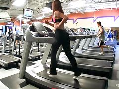 Babe Flashes Her Hot Ass While Working Out at the Gym tube porn video