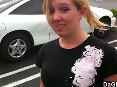 A hot blonde gives a blowjob to her boyfriend in a car tube porn video