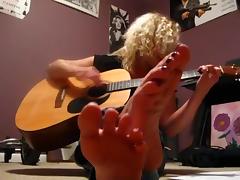 Barefoot Blonde Singing tube porn video