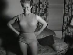 Vintage massive boobed housewife posing stripped tube porn video