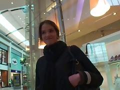 Teeny in der Mall angesprochen und von 2 Typen auf gefickt tube porn video